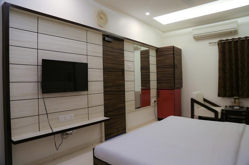 Golden Plaza Hotel Ahmedabad Room photo