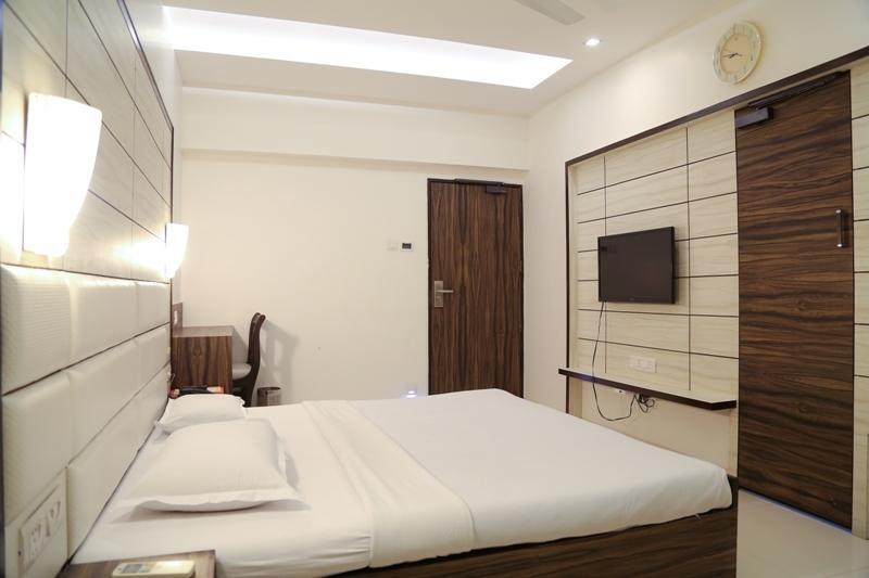 Golden Plaza Hotel Ahmedabad Room photo